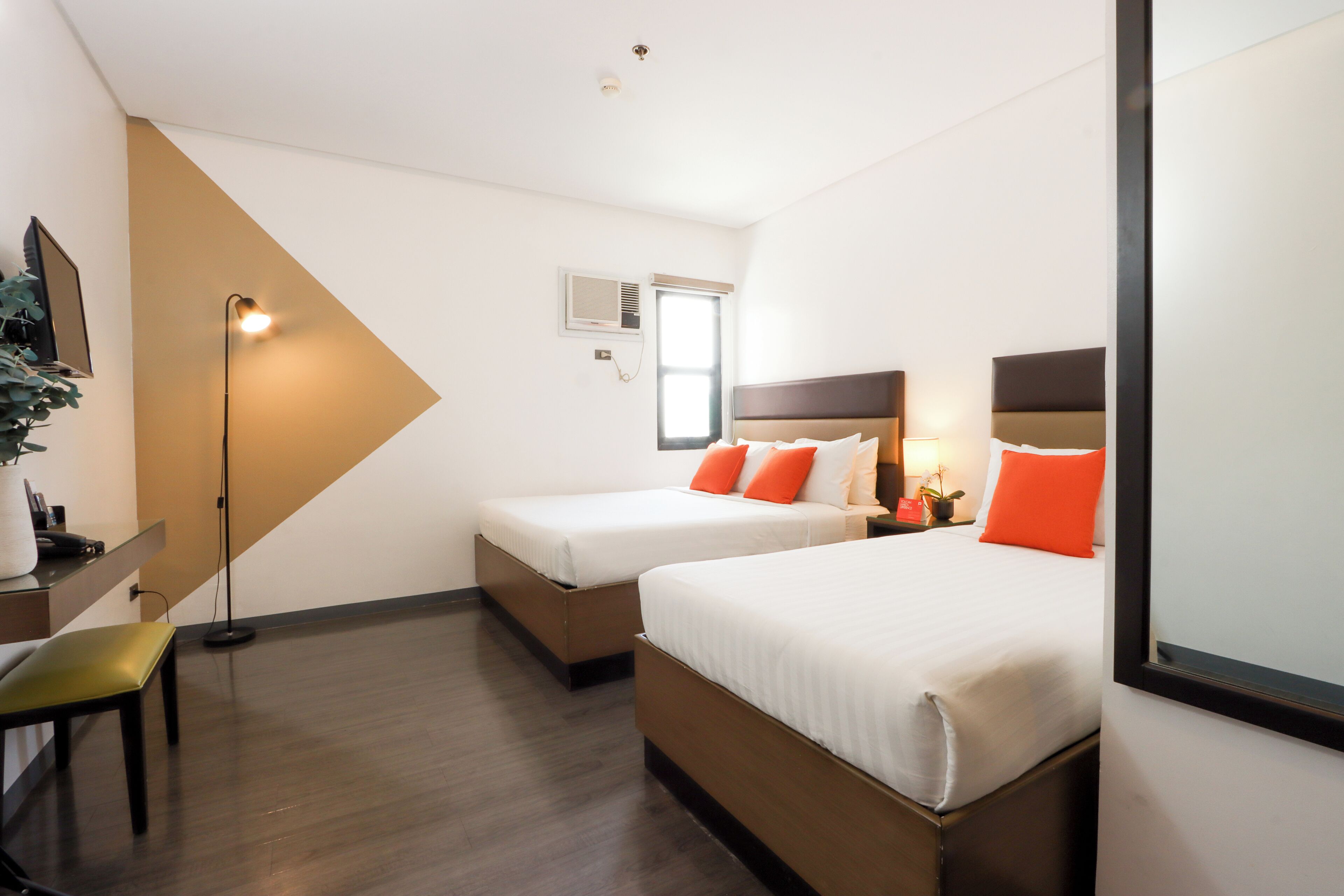 deluxe triple room | minibar, desk, free wifi, bed sheets