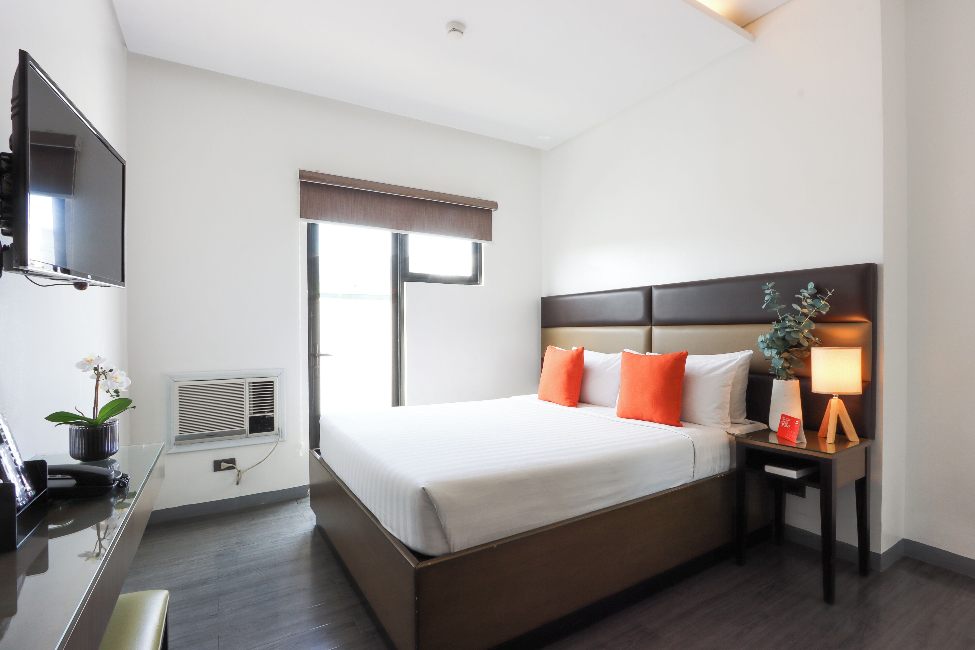 executive queen, balcony | minibar, desk, free wifi, bed sheets