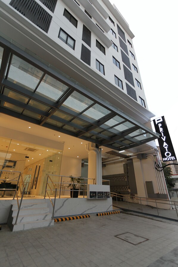 Front of property - Privato Makati (Makati)