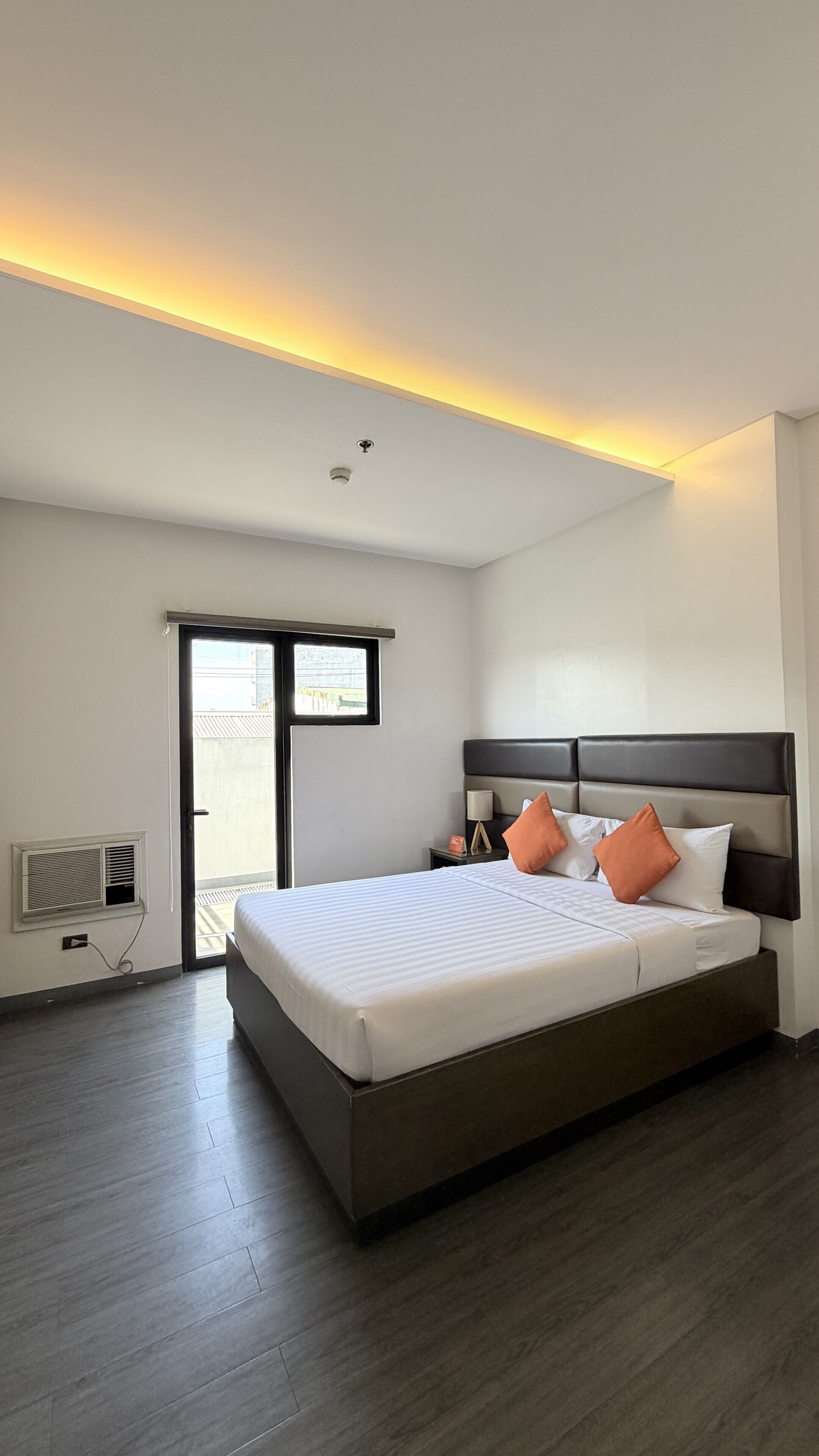 Minibar, desk, WiFi (free), bed sheets
