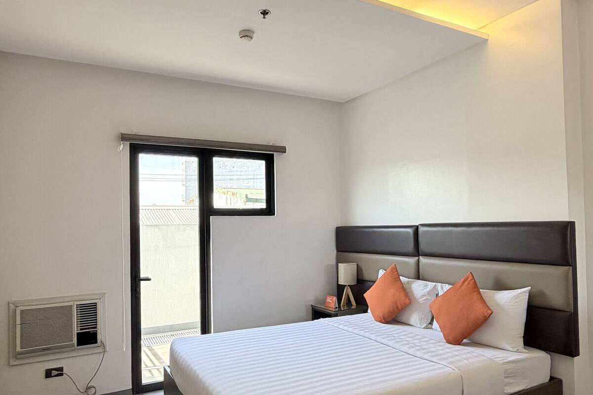 Minibar, desk, WiFi (free), bed sheets