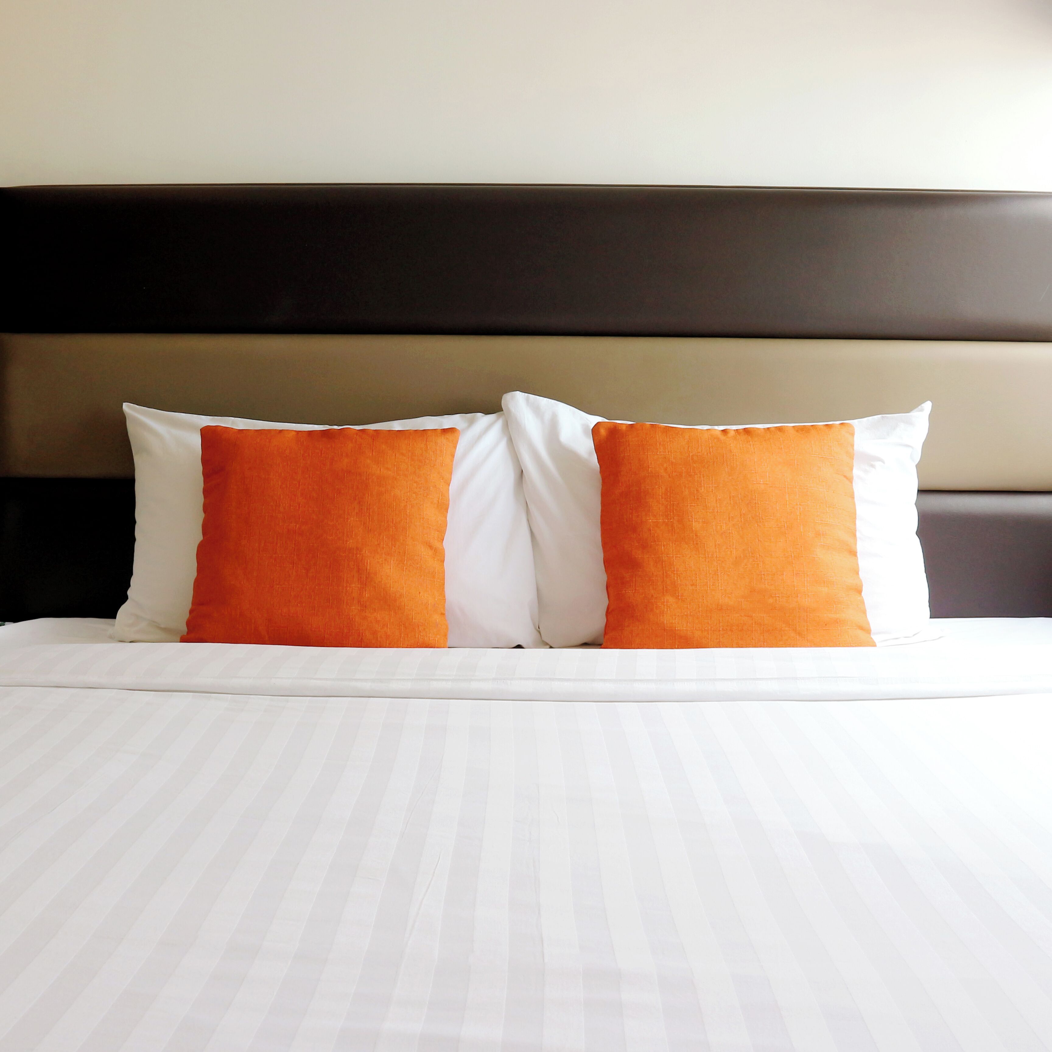 Minibar, desk, WiFi (free), bed sheets