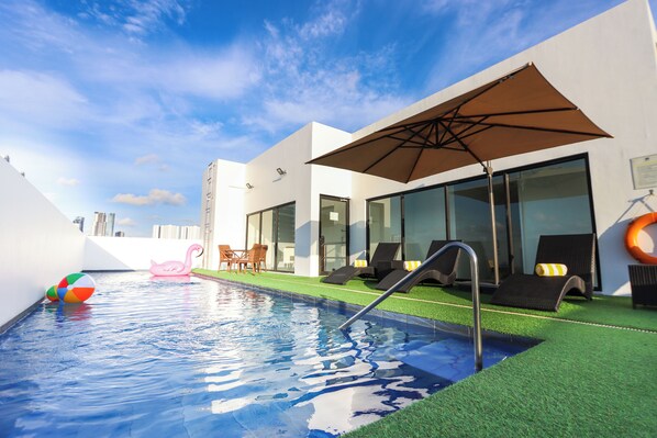 Una piscina al aire libre