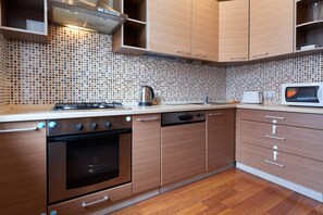 Apartment | Private kitchen | Full-size fridge, microwave, oven, stovetop - Home-Hotel Shelkovichnaya 13-2 (Kyiv)