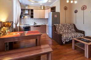 Appartamento | Cucina privata | Frigorifero con congelatore, microonde, forno, piano cottura