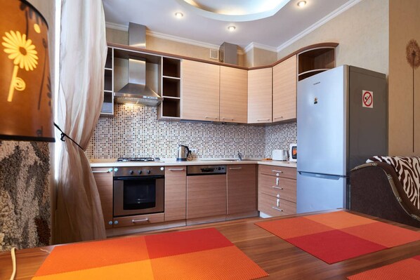 Appartamento | Cucina privata | Frigorifero con congelatore, microonde, forno, piano cottura