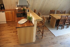 Cabaña Signature, 2 habitaciones, bañera de hidromasaje | Cocina privada | Frigorífico grande, microondas, horno y placa de cocina