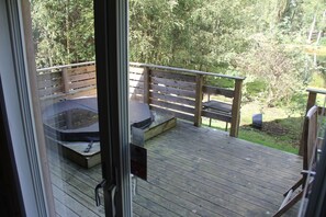 Signature Cabin, 2 Bedrooms, Jetted Tub | Private spa tub