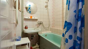 Appartamento, 1 camera da letto | Bagno | Combinazione doccia/vasca, asciugacapelli, asciugamani, sapone