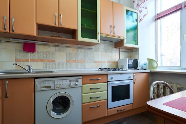 Appartement, 1 chambre | Cuisine privée | Réfrigérateur grande capacité avec congélateur, four à micro-ondes