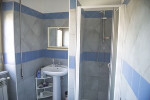 Shower, hair dryer, bathrobes, bidet - BB Fly and Beach (Fiumicino)