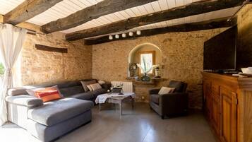 Smart-tv, een dvd-speler, een tafeltennistafel en een filmbibliotheek