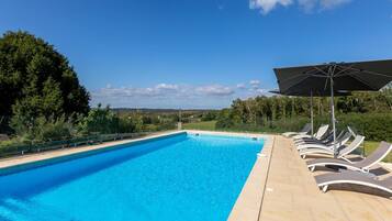 Een buitenzwembad en een verwarmd zwembad