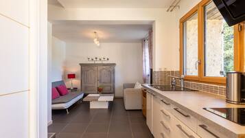 Een koelkast, een microgolfoven, een oven, een kookplaat