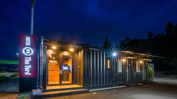 Fassade der Unterkunft – Abend/Nacht