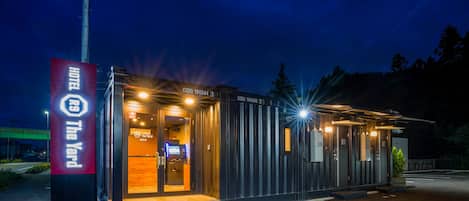 Bagian depan properti - sore/malam