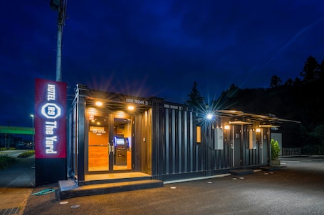 Fachada da propriedade à noite