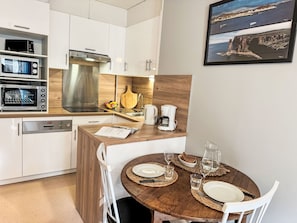 Réfrigérateur, micro-ondes, four, chaise haute