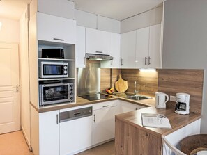 Réfrigérateur, micro-ondes, four, chaise haute