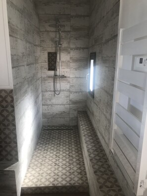 Panoramic Double Room, Hill View | Bathroom shower - Librairie Abelard (Montolieu)