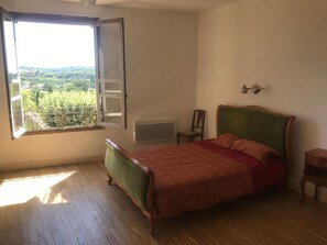 Panoramic Double Room, Hill View | Rollaway beds, free WiFi, bed sheets - Librairie Abelard (Montolieu)