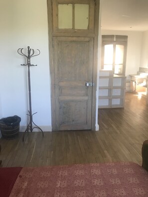 Interior entrance - Librairie Abelard (Montolieu)