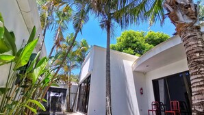 Bangalô com design assinado, cozinha, ao lado da piscina | Terraço/pátio