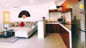 Bangalô com design assinado, cozinha, ao lado da piscina | Área de estar | TV de tela plana 55 polegadas com canais a cabo, TV