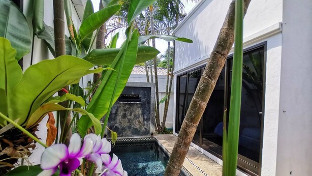 Bangalô com design assinado, cozinha, ao lado da piscina | 1 quarto, cofres nos quartos, escrivaninha