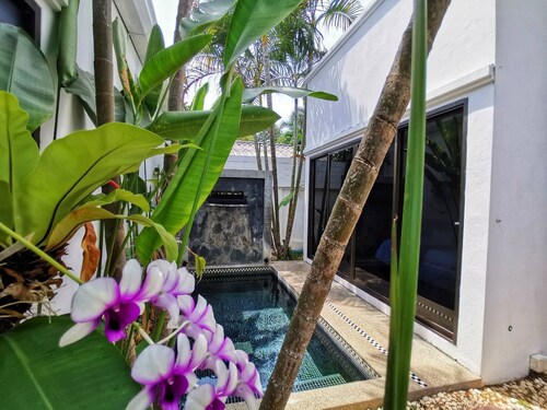 Coconut Grove Boutique Hotel