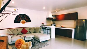 Bangalô com design assinado, cozinha, ao lado da piscina | Cozinha privada | Geladeira, micro-ondas, cooktop, talheres/pratos/utensílios de cozinha