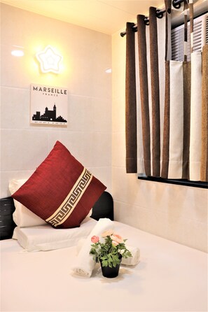 Desk, free WiFi, bed sheets - The One Inn (Kowloon)