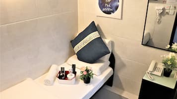 Escritorio, wifi gratis y ropa de cama
