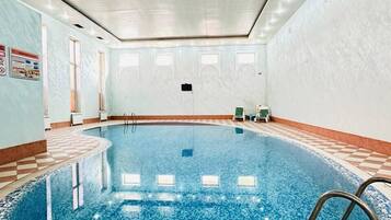 Een binnenzwembad, een seizoensgebonden buitenzwembad