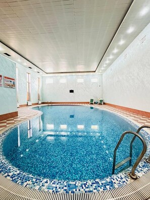 Piscine couverte, piscine extérieure (ouverte en saison)