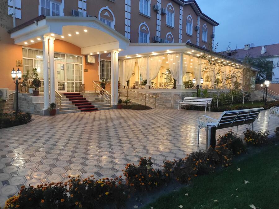 Vista frontal de la propiedad