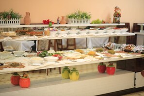 Buffet déjeuner gratuit tous les jours