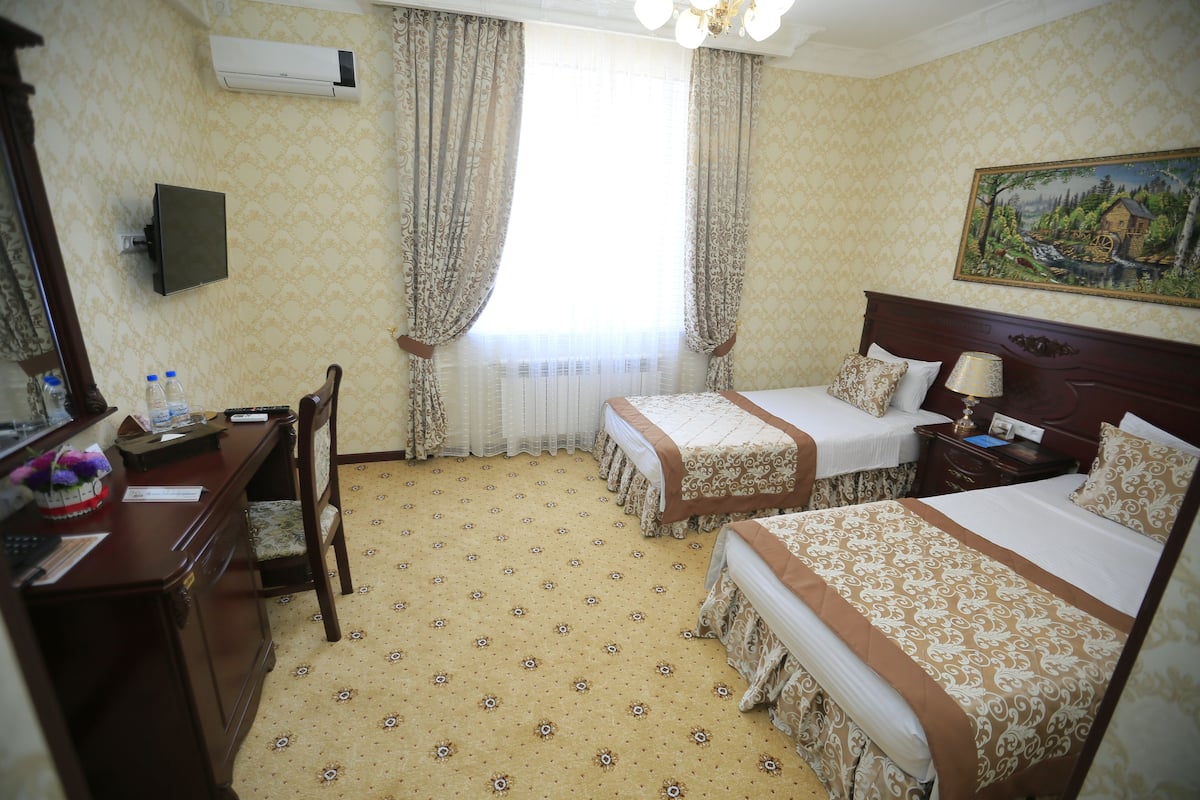 1 bilik tidur, peti besi dalam bilik, meja, ruang kerja komputer riba
