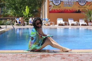 Una piscina techada, una piscina al aire libre de temporada