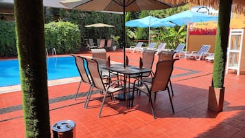 Piscina interna, piscina externa sazonal
