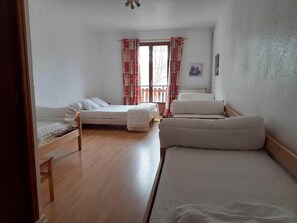 Habitación familiar | Tabla de planchar con plancha, wifi gratis, ropa de cama