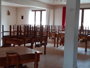 Déjeuner et dîner servis sur place