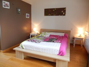 Double Room (Zen) | Individually decorated, individually furnished, desk, blackout curtains - Les Chambres de Manou (Moreilles)