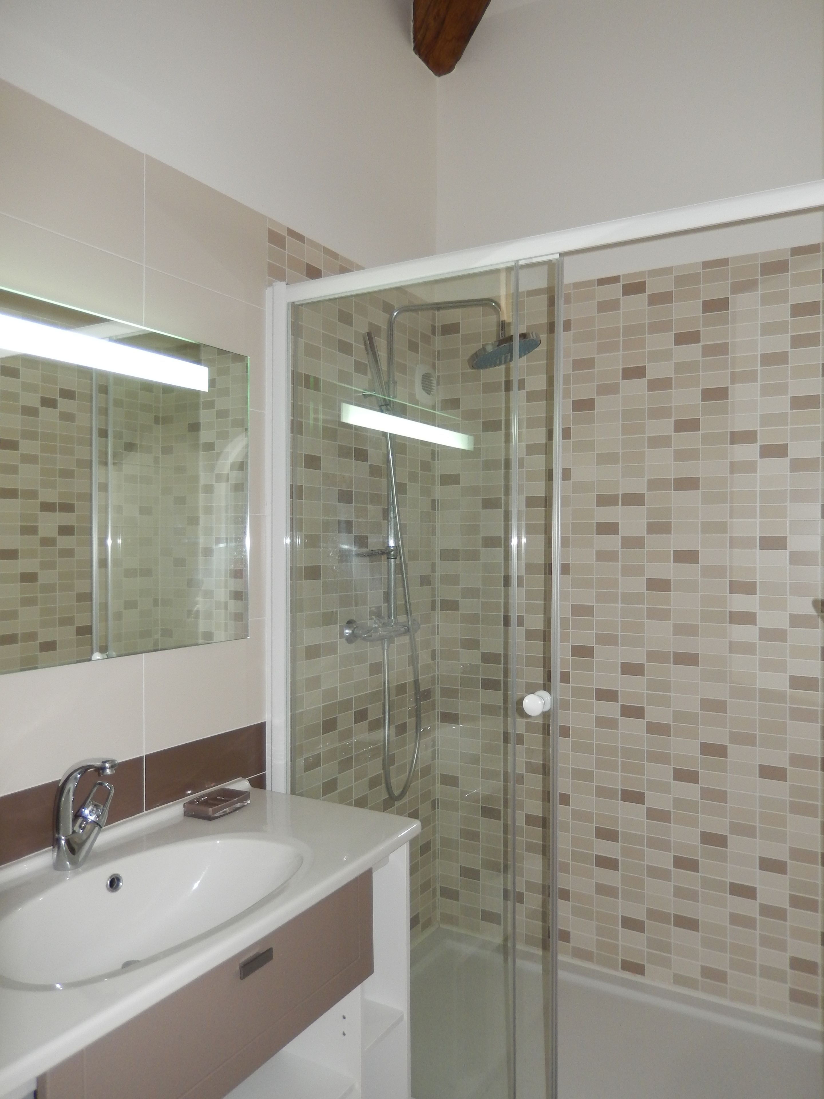 Douche, articles de toilette gratuits, sèche-cheveux