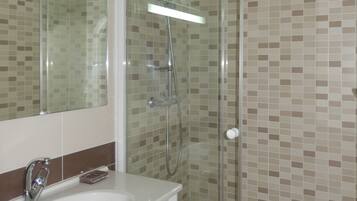 Douche, articles de toilette gratuits, sĂšche-cheveux