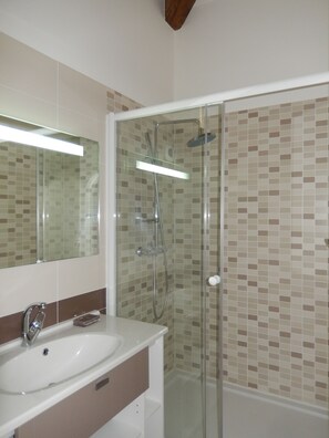 Shower, free toiletries, hair dryer, towels - Les Chambres de Manou (Moreilles)