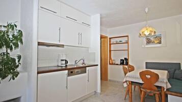 Kühlschrank, Geschirrspüler, Kochgeschirr/Geschirr/Besteck