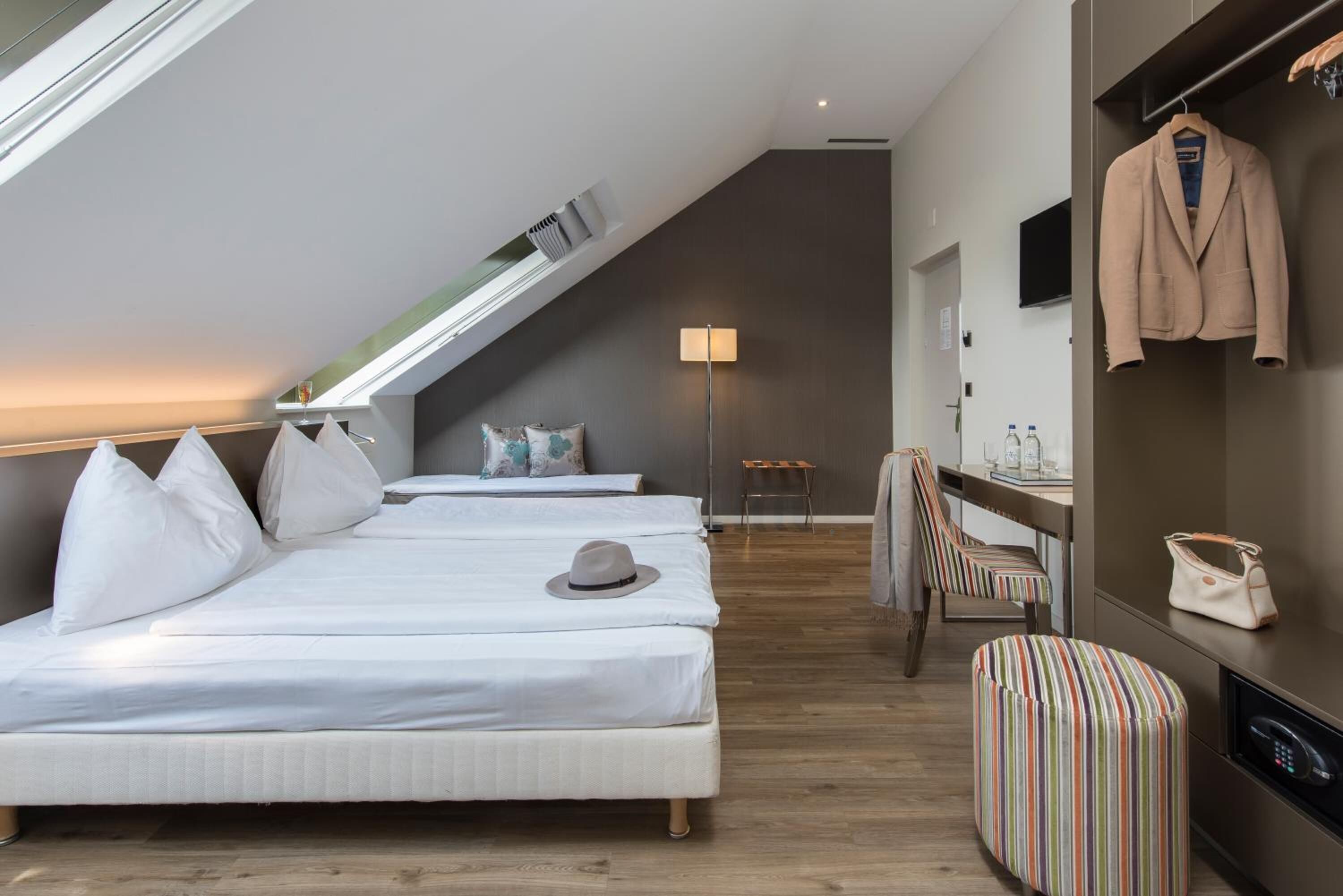 1 bedroom, premium bedding, in-room safe, desk