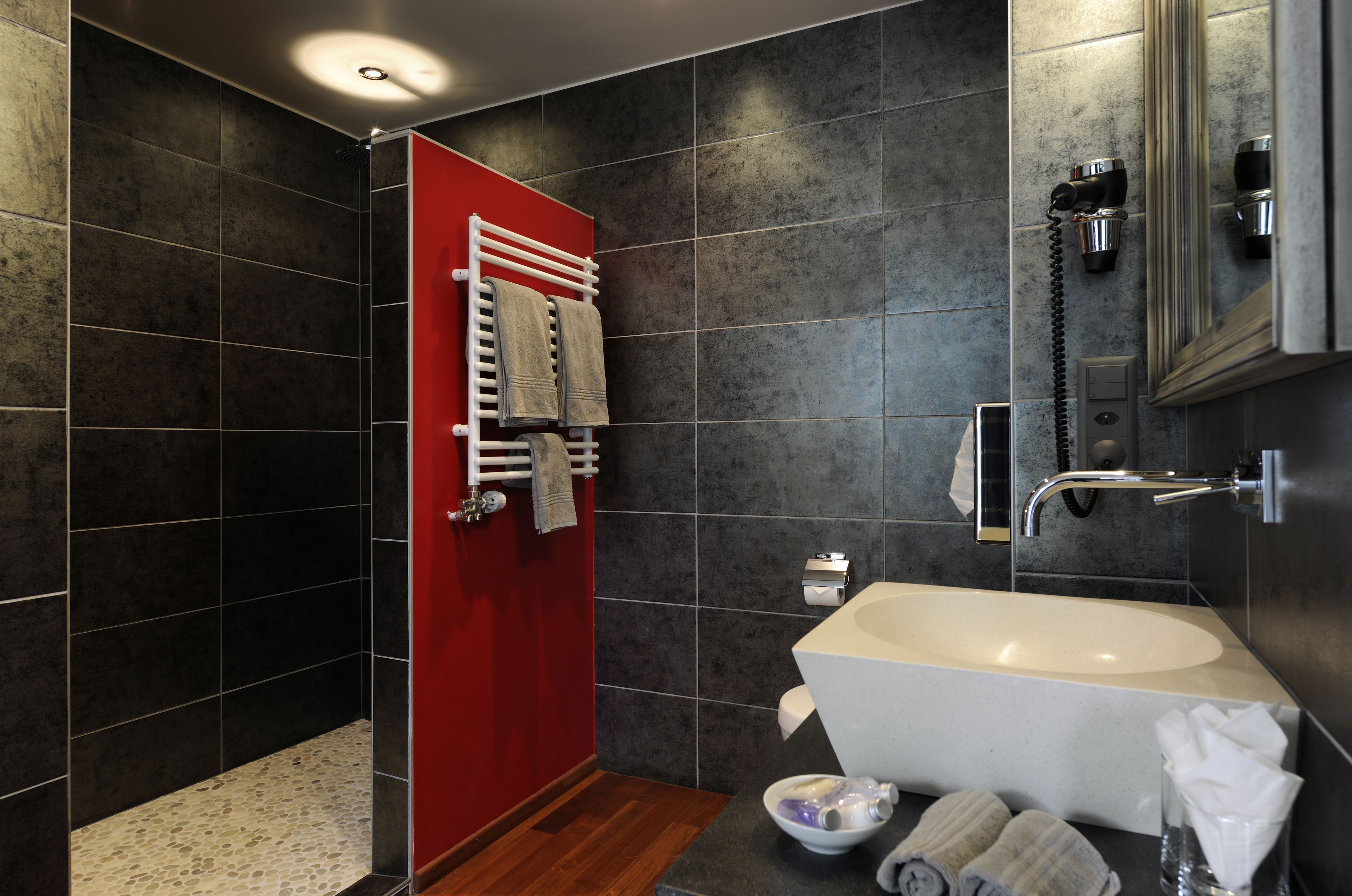 chambre double « du jardin », terrasse | bathroom | free toiletries, hair dryer, slippers, towels