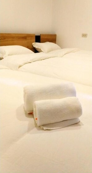 Triple Room | Blackout curtains, free WiFi, bed sheets - Breeze Hostel Pattaya (Pattaya)